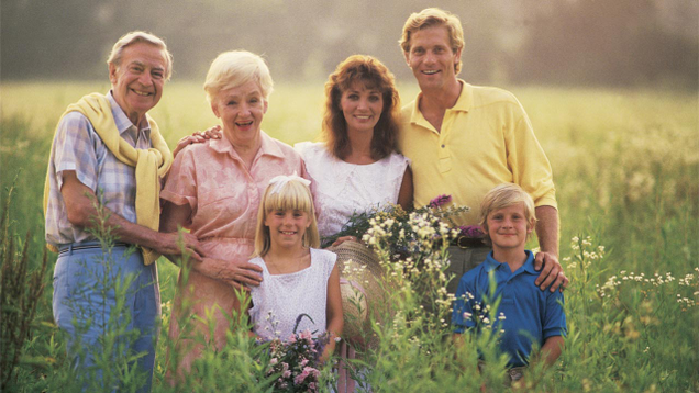 Illustration for article titled 5 Amazingly Awkward Family Photos If You Know The Individual Backstories